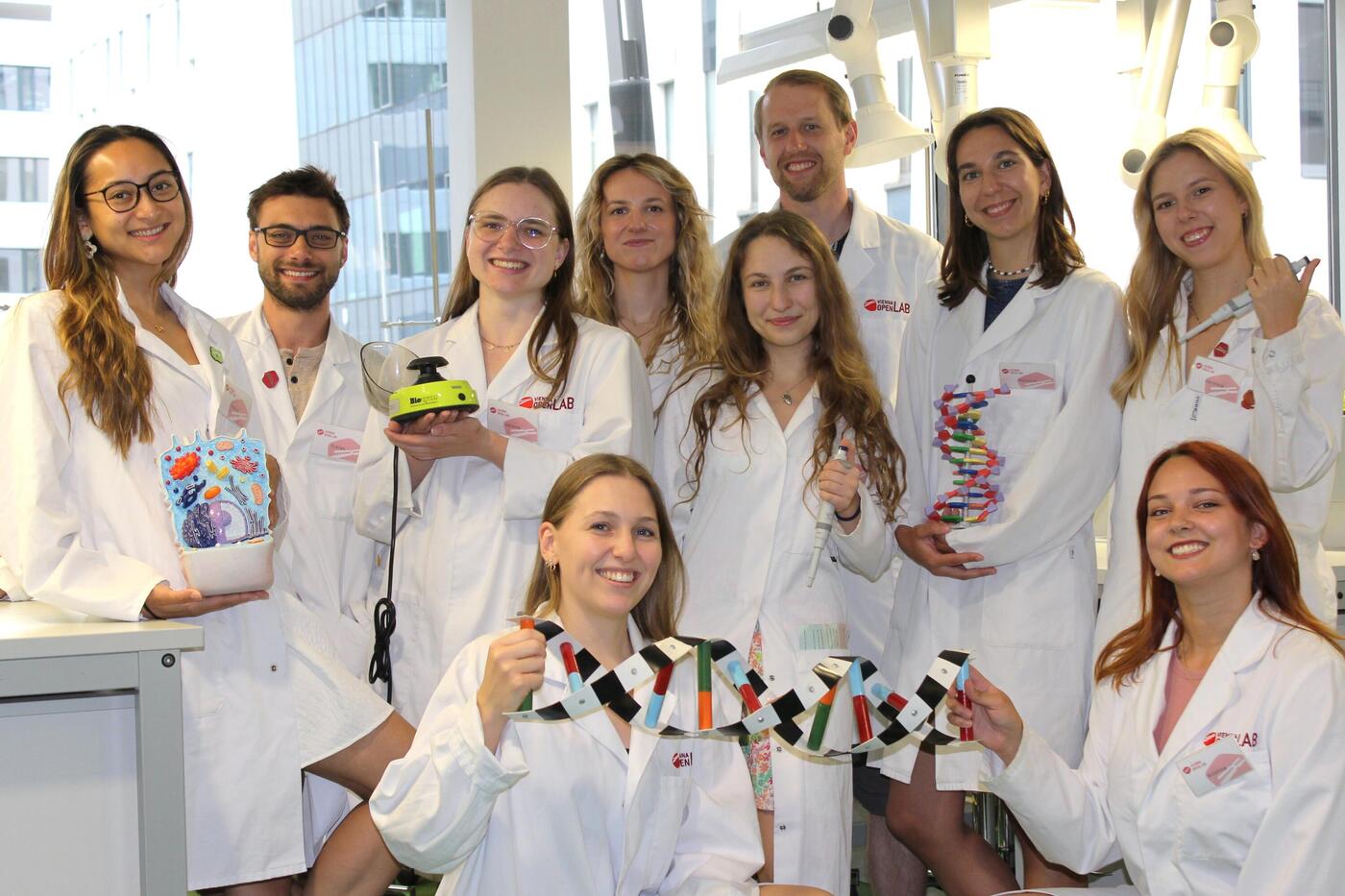 Von links nach rechts: Sophie, Tobi, Verena, Feli, Martina, Damla, Philipp, Marlene, Veronica und Kristina - das Tutor:innen-Team im Juni 2025 (Franzi fehlt leider)