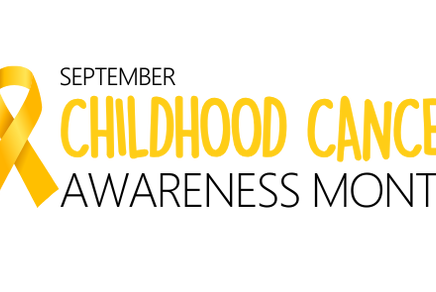 Schriftzug "September Childhood Cancer Awareness Month" mit einer goldenen Schleife links davon.