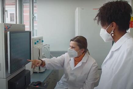 Zwei Wissenschaftlerinnen analysieren gemeinsam ihre Forschungsergebnisse im Labor.