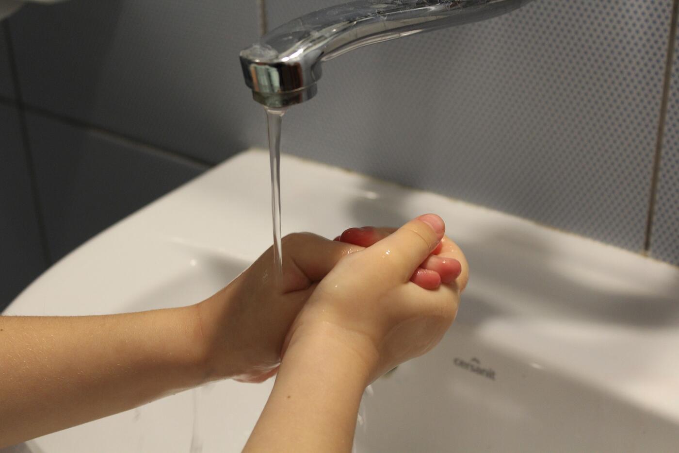 Kinderhände beim Händewaschen